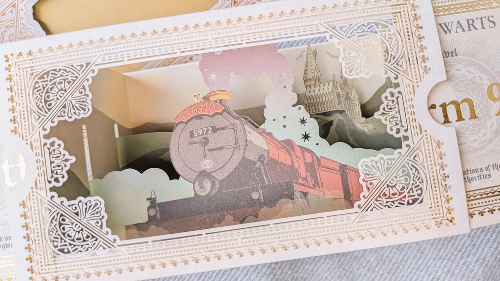 cocha_ns's tweet photo. ミナリマさんでホグワーツ特急チケットモチーフの3D NOTECARD買ってきたー🎫チケットを左右に開くとホグワーツ特急がホグワーツ城をバックに走ってる光景が浮かぶのめちゃめちゃ素敵ー!!
ディスプレイもホグワーツ特急チケット25周年記念バージョンになっててかわいい
#ミナリマ
#minalima https://t.co/9sKyTh5xBw