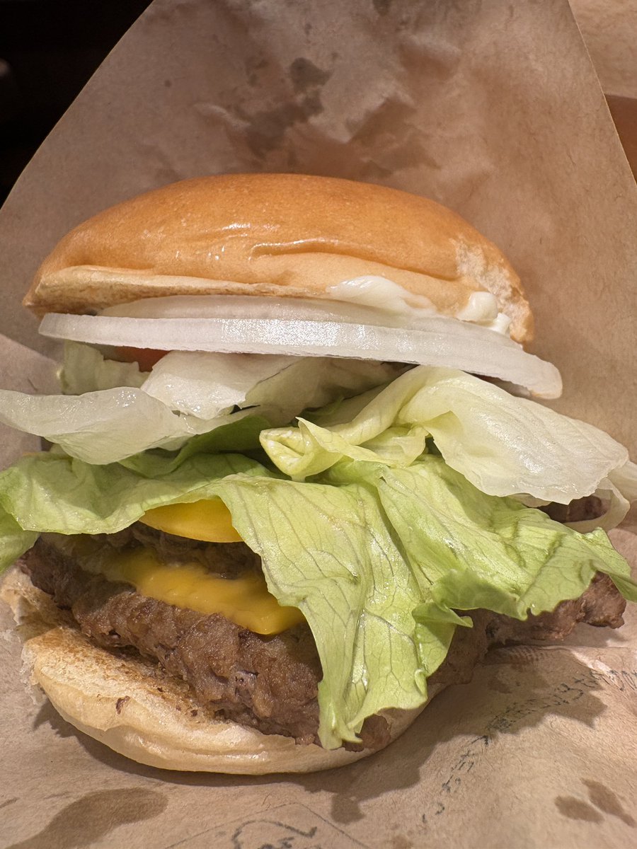 ogeru100's tweet photo. せっかくだから！
マクド行かずにウェンディーズへ！🍔😋
葉っぱ🌱多くて食べるの下手だった！🤣

あとパンダドラゴンの人たちが店内で喋ってた！（店内放送） https://t.co/77t8Brgc45