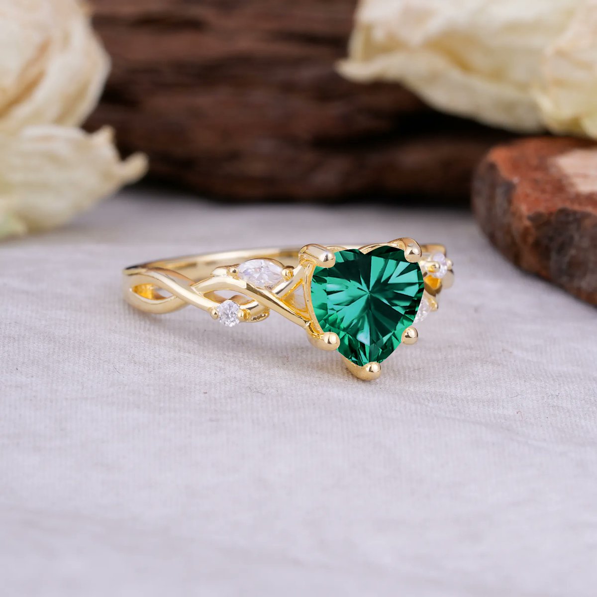 Romalarjewelry's tweet photo. Woodland romance. 🌿 This vintage Heart Emerald captures pure elven magic. An earthy fairycore dream. 💚 #EmeraldRing #HeartRing #VintageRing #Fairycore #ROMALAR https://t.co/3UrOXOTFmq