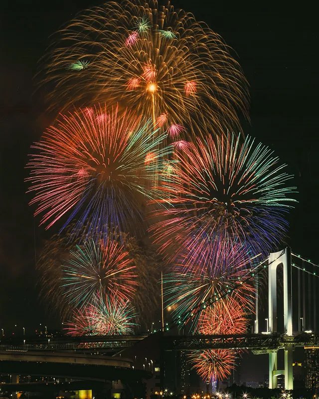 ginza_boy2021's tweet photo. 11年ぶりに、東京湾大華火祭が帰ってきます。子どもの頃から毎年のように見に行っていた、思い出がたくさん詰まった花火大会。会場へ向かう高揚感、夜空いっぱいに広がる花火、そして帰り道の余韻まで、僕にとっては東京の夏を代表する風景でした。
10月24日（土）17:30〜19:00開催 https://t.co/9dFEfJlyt4