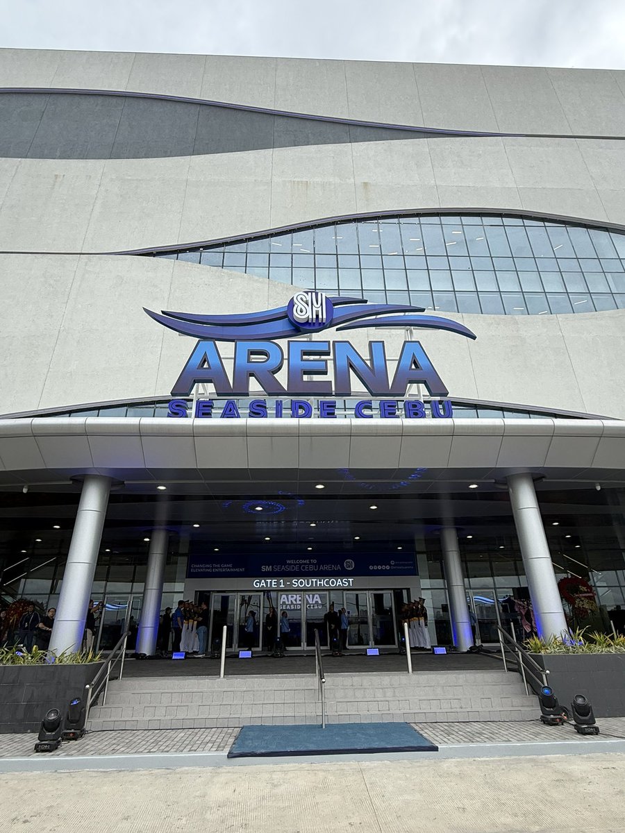 ABSCBNNews's tweet photo. LOOK: The Arena Seaside Cebu has been officially opened. This 19,000 sqm event venue has a maximum venue capacity of 25,000—the same as the MOA Arena in Pasay. The arena also houses 30 premiere suites. 

SM Seaside Cebu Arena will open its major events calendar with BINI's Signals World Tour on July 11. | via @mjfelipe