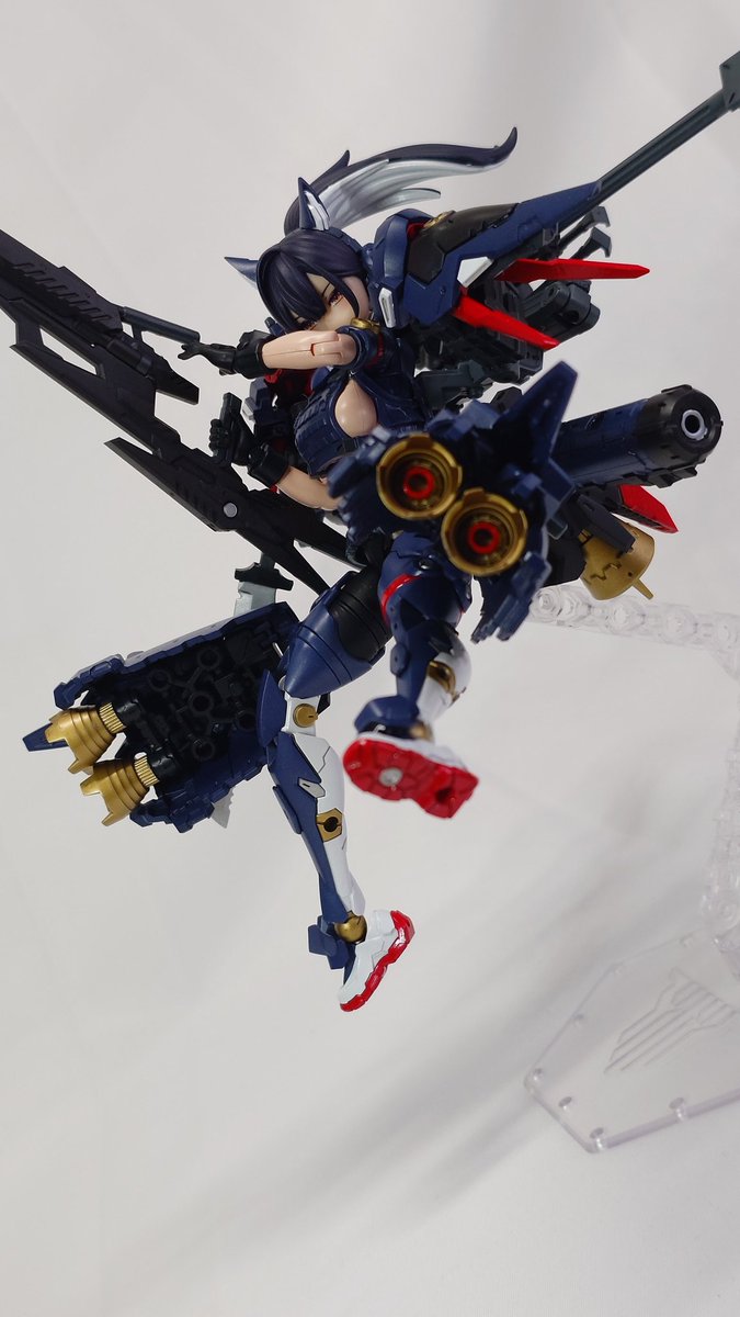 typef5's tweet photo. ブースターユニット
腰部脚部に搭載した大型推進機
シャープシューターの戦闘スタイルの一つ、「空中で静止して狙撃する」という戦法をより安定して行う事が可能
この装備は純粋にスラスターとしても機能が高くスナイパーではあり得ない程の高機動戦も行う事が可能となった。 https://t.co/e04T5k2E0P