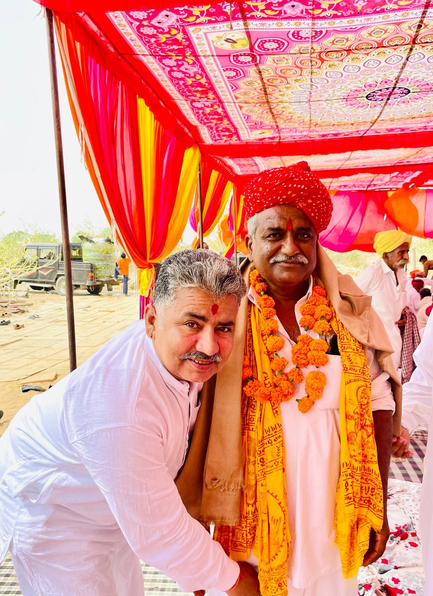 PartapRamgarh's tweet photo. जैसलमेर जिले के ग्राम भोपा में श्री लूण सिंह जी सोलंकी के निवास पर आयोजित गंगा प्रसादी कार्यक्रम में सहभागिता कर समाज के प्रबुद्धजनों एवं गणमान्य नागरिकों से आत्मीय भेंट की। https://t.co/rdLQDb0AyW