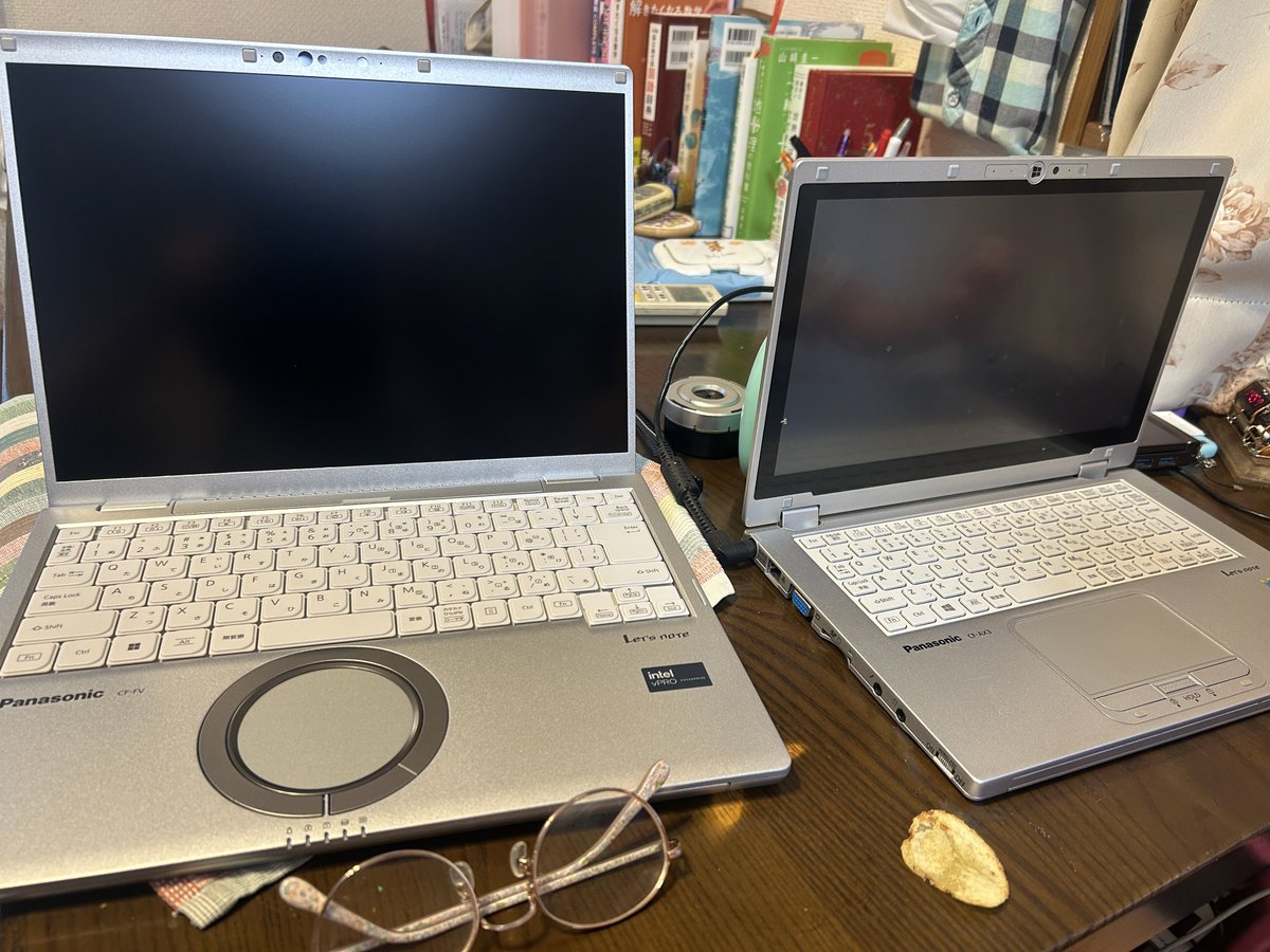 TenmaniChan's tweet photo. 左、おくさまが会社の金で買った最新のレッツノート35万円

右、わたしがかった安もんレッツノート3900円

見た目は同じw https://t.co/KbiamHtE7O