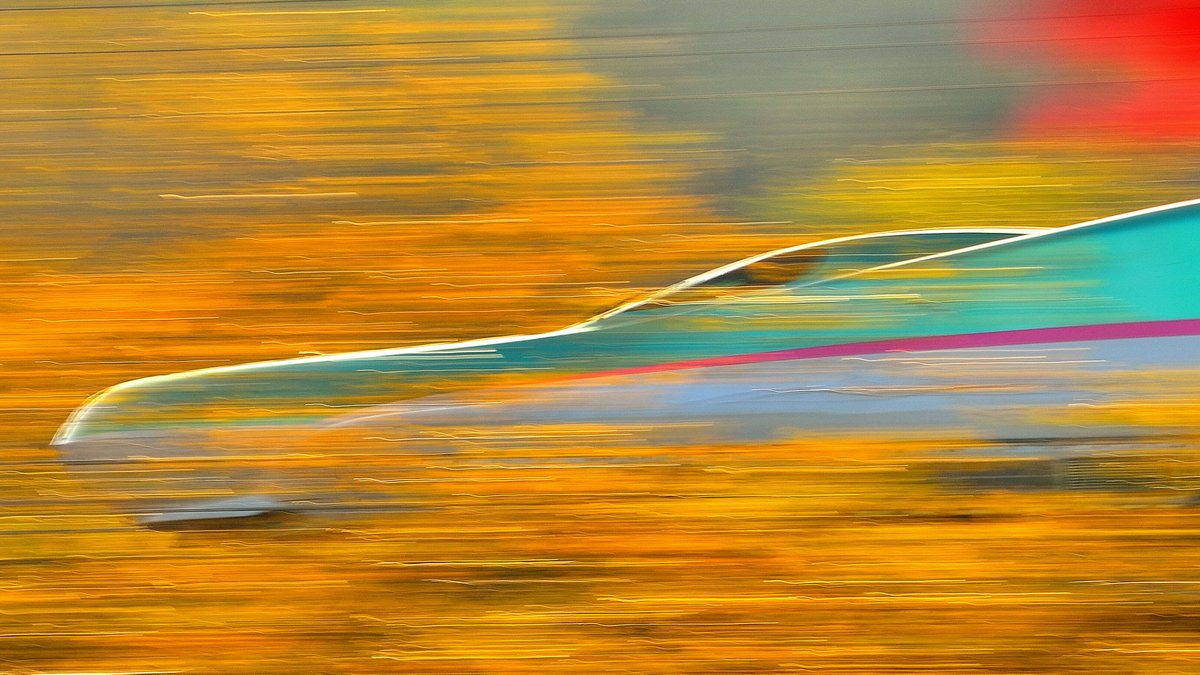 TamronJP's tweet photo. 【作品募集中】🚞「第19回タムロン鉄道風景コンテスト」 

アーカイブから「新幹線が魅せるカッコよさ」をご紹介！
スプリンクラーの水しぶきを上げて疾走する迫力、運転席を捉えたスピード感、そして遠くからでも目を引く圧倒的な存在感……新幹線の姿は本当にカッコイイですね。

望遠で迫るダイナミックな1枚から、遊び心あふれるミニチュア風の表現まで、あなただけの視点で捉えてみませんか？✨
とっておきの1枚のご応募をお待ちしています📸

▶詳細はこちら
https://t.co/1CgkOmYzpP

#タムロン #TAMRON #光とともに未来へ #鉄道写真 #鉄道風景写真 #フォトコンテスト