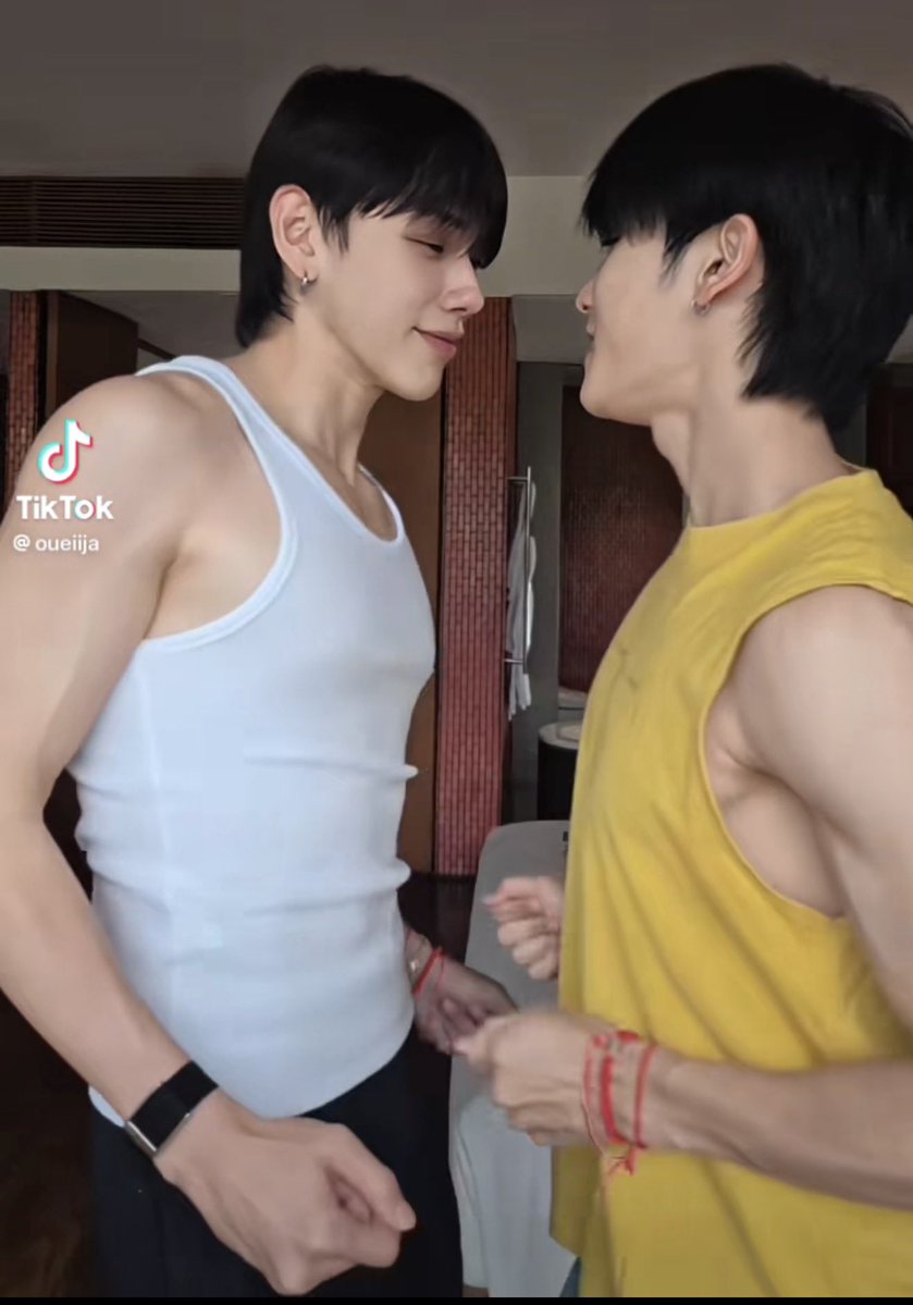 butterXP's tweet photo. แกรว่าหลังจบคลิปมีฟัดป้ะ อู๋ อู๋มองปากแฟนฮัมมัย มันหมั่นเขี้ยว มันรั้ก มันอะไร กี้ดดดดด https://t.co/KJZm4GJ8cT
