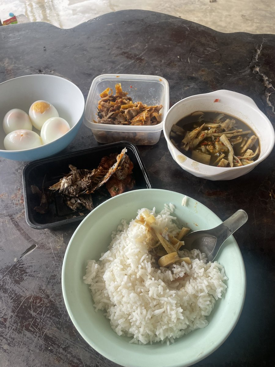 Boraya613552's tweet photo. ลา2วันเพื่อกลับไปกินข้าวแม่ ไม่อยากกลับมาทำงานเลย เศร้า. https://t.co/GYVakH4sTs