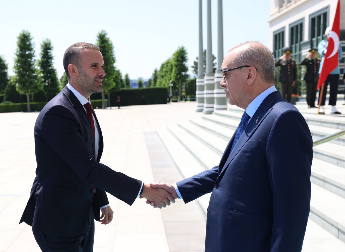 tcbestepe's tweet photo. Cumhurbaşkanımız Sayın @RTErdogan, Türkiye’nin ev sahipliğinde Cumhurbaşkanlığı Külliyesinde düzenlenen 36.⁠ ⁠NATO Devlet ve Hükûmet Başkanları Zirvesi temasları kapsamında Karadağ Başbakanı Milojko Spajic bir araya geldi. https://t.co/41ea8Vuhvs