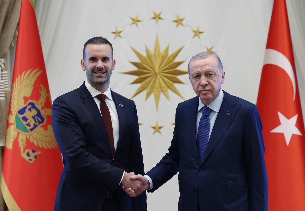 tcbestepe's tweet photo. Cumhurbaşkanımız Sayın @RTErdogan, Türkiye’nin ev sahipliğinde Cumhurbaşkanlığı Külliyesinde düzenlenen 36.⁠ ⁠NATO Devlet ve Hükûmet Başkanları Zirvesi temasları kapsamında Karadağ Başbakanı Milojko Spajic bir araya geldi. https://t.co/41ea8Vuhvs