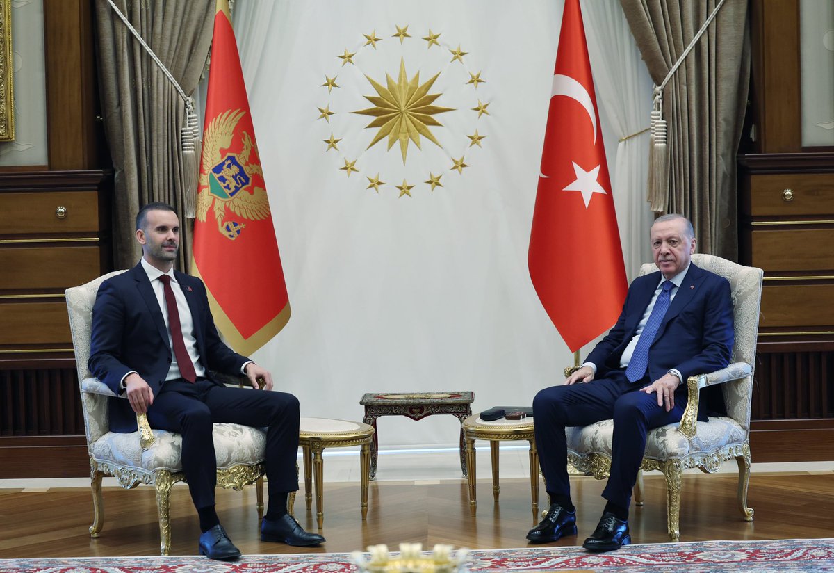 tcbestepe's tweet photo. Cumhurbaşkanımız Sayın @RTErdogan, Türkiye’nin ev sahipliğinde Cumhurbaşkanlığı Külliyesinde düzenlenen 36.⁠ ⁠NATO Devlet ve Hükûmet Başkanları Zirvesi temasları kapsamında Karadağ Başbakanı Milojko Spajic bir araya geldi. https://t.co/41ea8Vuhvs