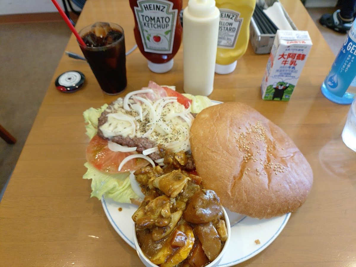 kaitak1's tweet photo. 所用が終わった後は、お腹がすいたので #LAUNA さんでヨコスカネイビーバーガー海軍カレー添え(+Sポテト&アイスコーヒー)を頂きました。
バーガーのパテが肉々しくて美味しい。カレーはご飯が欲しくなるくらい美味しかった。バーガーが大きくてポテトも付けたので満腹になりました。
#横須賀 https://t.co/fN6M7USUPh