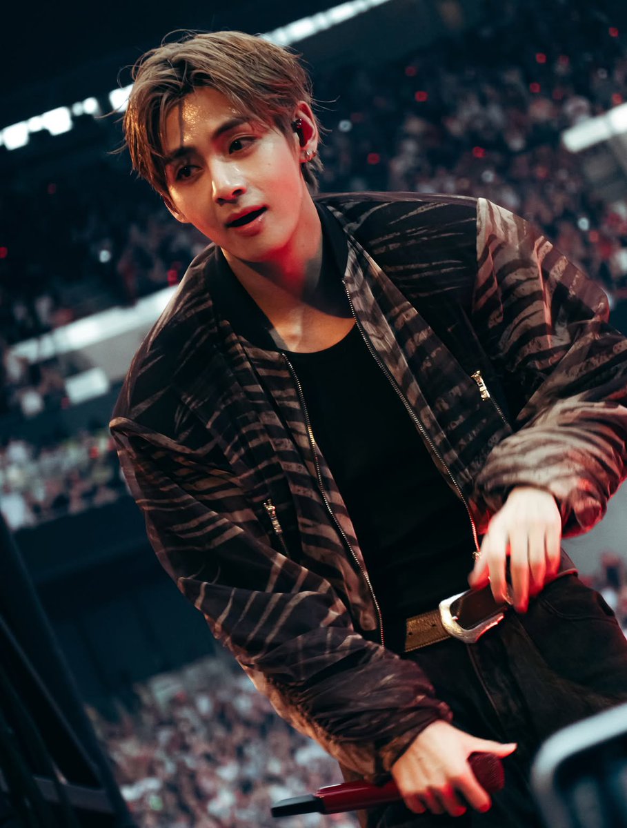 sodyna18's tweet photo. #BTS World Tour Arirang London 

[ 📷 ] Photographer Elena Ferrarini (1/5)

#BTS_WORLDTOUR_ARIRANG_LONDON https://t.co/AyZFOXYPdc