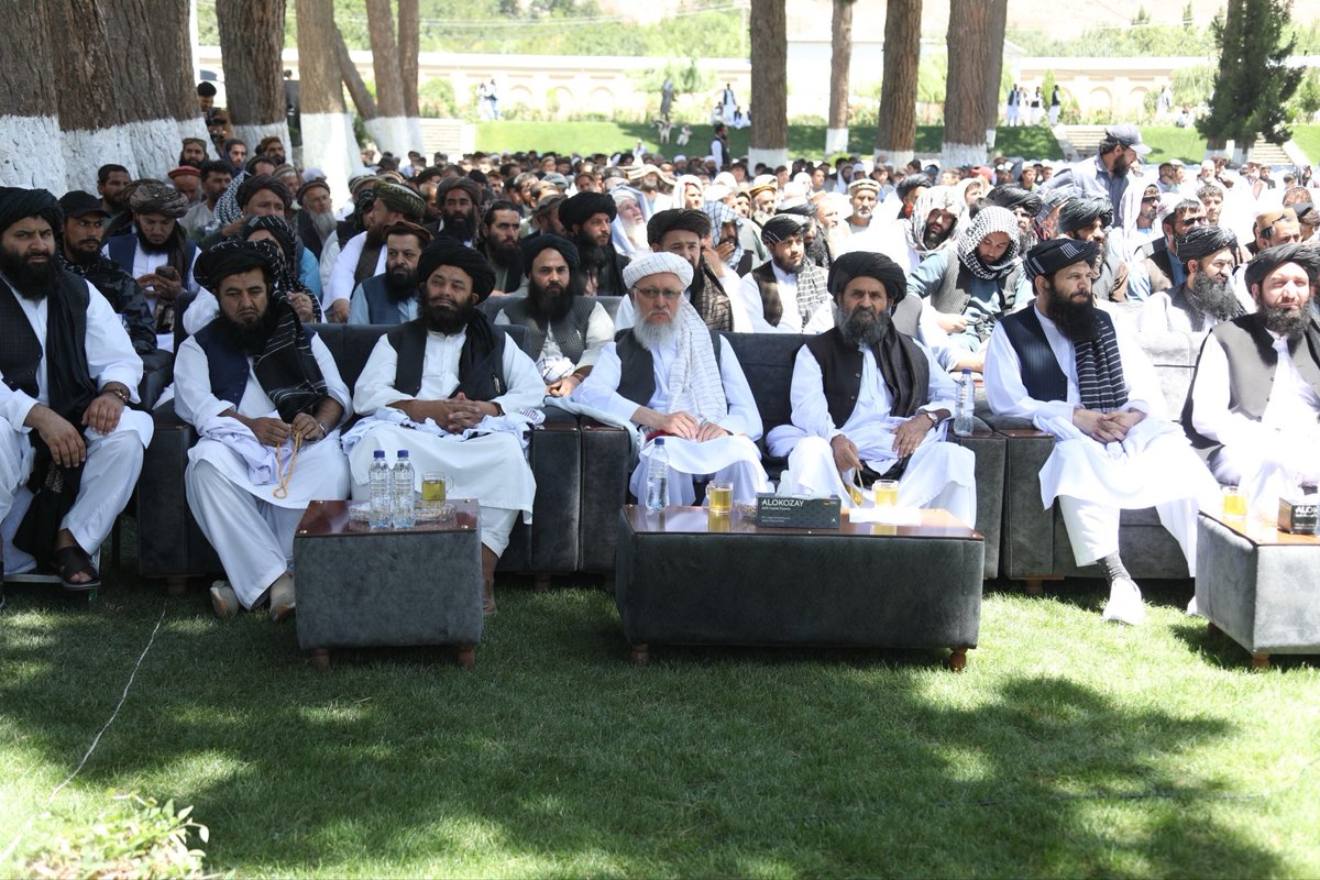 FitratHamd's tweet photo. خبر
۱۴۰۵ د چنګاښ ۱۸
محترم ملا عبدالغني برادر اخوند د جبل السراج سیمنټو دویمې تولیدي فابریکې د جوړېدو چارو پرانیسته وکړه

د افغانستان اسلامي امارت د ریاست‌الوزراء اقتصادي مرستیال محترم ملا عبدالغني برادر اخوند نن د پروان ولایت په جبل السراج ولسوالۍ کې د جبل السراج سیمنټو دویمې لویې تولیدي فابریکې د جوړېدو چارې پرانیستې.

د ریاست‌الوزراء اقتصادي مرستیال دغه فابریکه د افغانستان د صنعتي ودې، اقتصادي خپلواکۍ او د کورني تولید د پیاوړتیا په برخه کې مهمه وبلله او ویې ویل، د صنعتي بنسټونو پياوړتیا د بې‌کارۍ په کمولو او د صادراتو په زیاتوالي کې مهم رول لري.

محترم ملا صاحب وویل، افغانستان د طبعي زېرمو او بشري قوې په لرلو سره د صنعتي پرمختګ لپاره پراخ امکانات لري او اسلامي امارت هڅه کوي چې هېواد له وارداتي اقتصاد څخه تولیدي او صادراتي اقتصاد ته بدل کړي. 

د ریاست الوزراء اقتصادي مرستیال سیمنټ په هېواد کې د زېربنايي پروژو د رغاونې او تطبیق لپاره مهم مواد وبلل او زیاته یې کړه، په کور دننه د دې اړینو ساختماني توکو په تولید سره د وارداتو اړتیا کمېږي، له هېواده د اسعارو د وتلو مخنیوی کېږي او په ورته وخت کې  زرګونو هېوادوالو ته کاري فرصتونه هم رامنځته کېږي.

د ریاست‌الوزراء اقتصادي مرستیال له ټولو پانګوالو وغوښتل چې په افغانستان کې په بېلابېلو سکټورونو کې پانګونه وکړي. 

محترم ملا صاحب څرګنده کړه، اوسمهال په هېواد کې امنیت ټینګ شوی، د فساد کچه په بېساري ډول راټیټه شوې، اداري چارې اسانه شوي او د پانګونې لپاره مناسب او ډاډمن چاپېریال رامنځته شوی دی. 

محترم ملا صاحب د هېواد د اقتصادي ودې لپاره د طبیعي منابعو پر سم مدیریت او د حکومت ترڅنګ د خصوصي سکټور او ولس پر ګډو هڅو هم ټینګار وکړ.

په پای کې محترم ملا عبدالغني برادر اخوند د جبل السراج سیمنټو د دویمې فابریکې له ټولو مسوولینو، انجنیرانو او کارکوونکو وغوښتل، چې دا پروژه په ټاکلي وخت او ښه کیفیت سره بشپړه کړي.

د یادونې وړ ده چې د جبل السراج سیمنټو دویمه تولیدي فابریکه به په ورځني ډول د پنځه زره ټنه سیمنټو د تولید وړتیا ولري او زرګونو هېوادوالو ته به کاري فرصتونه هم برابر کړي. د دې فابریکې د تولید په پيل سره به افغانستان د سیمنټو په برخه کې د خودکفا کېدو پر لور بل مهم ګام واخلي.