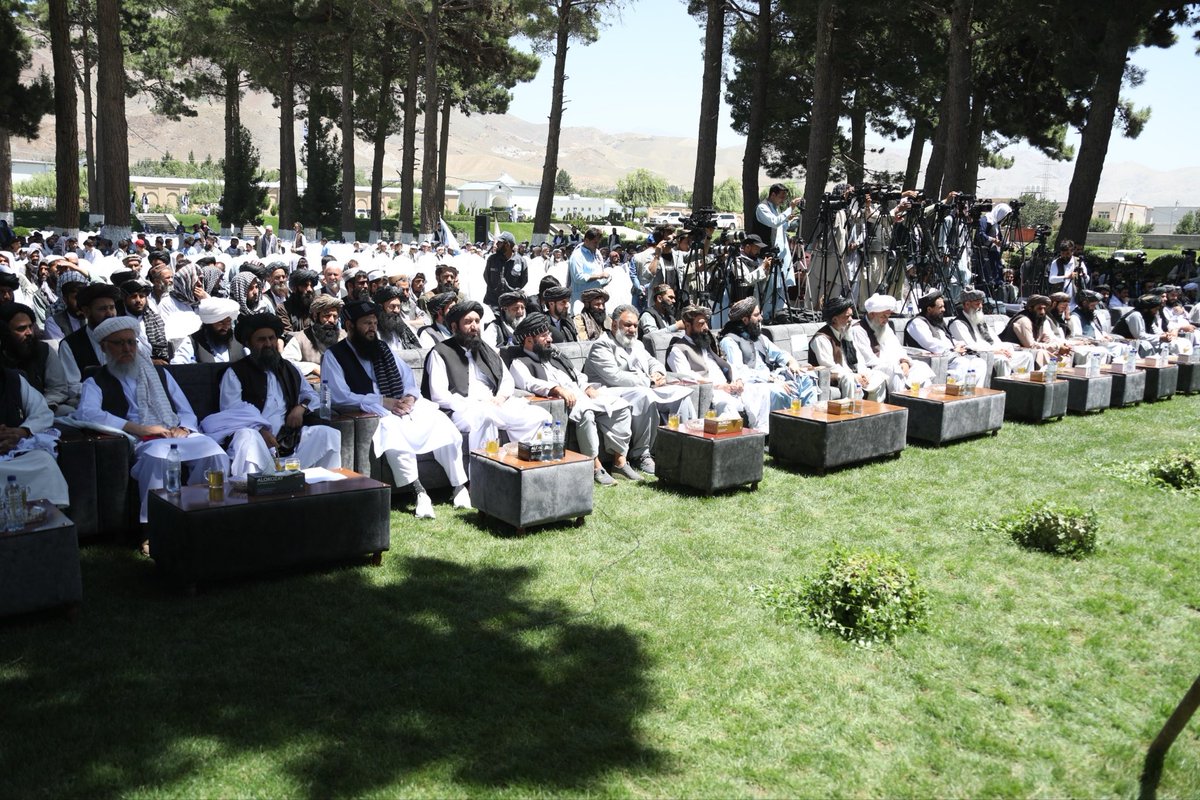 FitratHamd's tweet photo. خبر
۱۴۰۵ د چنګاښ ۱۸
محترم ملا عبدالغني برادر اخوند د جبل السراج سیمنټو دویمې تولیدي فابریکې د جوړېدو چارو پرانیسته وکړه

د افغانستان اسلامي امارت د ریاست‌الوزراء اقتصادي مرستیال محترم ملا عبدالغني برادر اخوند نن د پروان ولایت په جبل السراج ولسوالۍ کې د جبل السراج سیمنټو دویمې لویې تولیدي فابریکې د جوړېدو چارې پرانیستې.

د ریاست‌الوزراء اقتصادي مرستیال دغه فابریکه د افغانستان د صنعتي ودې، اقتصادي خپلواکۍ او د کورني تولید د پیاوړتیا په برخه کې مهمه وبلله او ویې ویل، د صنعتي بنسټونو پياوړتیا د بې‌کارۍ په کمولو او د صادراتو په زیاتوالي کې مهم رول لري.

محترم ملا صاحب وویل، افغانستان د طبعي زېرمو او بشري قوې په لرلو سره د صنعتي پرمختګ لپاره پراخ امکانات لري او اسلامي امارت هڅه کوي چې هېواد له وارداتي اقتصاد څخه تولیدي او صادراتي اقتصاد ته بدل کړي. 

د ریاست الوزراء اقتصادي مرستیال سیمنټ په هېواد کې د زېربنايي پروژو د رغاونې او تطبیق لپاره مهم مواد وبلل او زیاته یې کړه، په کور دننه د دې اړینو ساختماني توکو په تولید سره د وارداتو اړتیا کمېږي، له هېواده د اسعارو د وتلو مخنیوی کېږي او په ورته وخت کې  زرګونو هېوادوالو ته کاري فرصتونه هم رامنځته کېږي.

د ریاست‌الوزراء اقتصادي مرستیال له ټولو پانګوالو وغوښتل چې په افغانستان کې په بېلابېلو سکټورونو کې پانګونه وکړي. 

محترم ملا صاحب څرګنده کړه، اوسمهال په هېواد کې امنیت ټینګ شوی، د فساد کچه په بېساري ډول راټیټه شوې، اداري چارې اسانه شوي او د پانګونې لپاره مناسب او ډاډمن چاپېریال رامنځته شوی دی. 

محترم ملا صاحب د هېواد د اقتصادي ودې لپاره د طبیعي منابعو پر سم مدیریت او د حکومت ترڅنګ د خصوصي سکټور او ولس پر ګډو هڅو هم ټینګار وکړ.

په پای کې محترم ملا عبدالغني برادر اخوند د جبل السراج سیمنټو د دویمې فابریکې له ټولو مسوولینو، انجنیرانو او کارکوونکو وغوښتل، چې دا پروژه په ټاکلي وخت او ښه کیفیت سره بشپړه کړي.

د یادونې وړ ده چې د جبل السراج سیمنټو دویمه تولیدي فابریکه به په ورځني ډول د پنځه زره ټنه سیمنټو د تولید وړتیا ولري او زرګونو هېوادوالو ته به کاري فرصتونه هم برابر کړي. د دې فابریکې د تولید په پيل سره به افغانستان د سیمنټو په برخه کې د خودکفا کېدو پر لور بل مهم ګام واخلي.