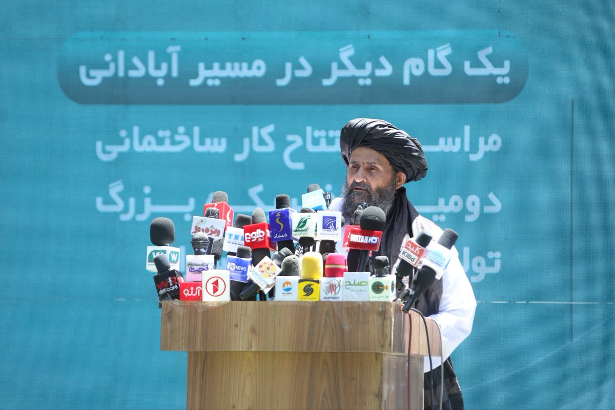 FitratHamd's tweet photo. خبر
۱۴۰۵ د چنګاښ ۱۸
محترم ملا عبدالغني برادر اخوند د جبل السراج سیمنټو دویمې تولیدي فابریکې د جوړېدو چارو پرانیسته وکړه

د افغانستان اسلامي امارت د ریاست‌الوزراء اقتصادي مرستیال محترم ملا عبدالغني برادر اخوند نن د پروان ولایت په جبل السراج ولسوالۍ کې د جبل السراج سیمنټو دویمې لویې تولیدي فابریکې د جوړېدو چارې پرانیستې.

د ریاست‌الوزراء اقتصادي مرستیال دغه فابریکه د افغانستان د صنعتي ودې، اقتصادي خپلواکۍ او د کورني تولید د پیاوړتیا په برخه کې مهمه وبلله او ویې ویل، د صنعتي بنسټونو پياوړتیا د بې‌کارۍ په کمولو او د صادراتو په زیاتوالي کې مهم رول لري.

محترم ملا صاحب وویل، افغانستان د طبعي زېرمو او بشري قوې په لرلو سره د صنعتي پرمختګ لپاره پراخ امکانات لري او اسلامي امارت هڅه کوي چې هېواد له وارداتي اقتصاد څخه تولیدي او صادراتي اقتصاد ته بدل کړي. 

د ریاست الوزراء اقتصادي مرستیال سیمنټ په هېواد کې د زېربنايي پروژو د رغاونې او تطبیق لپاره مهم مواد وبلل او زیاته یې کړه، په کور دننه د دې اړینو ساختماني توکو په تولید سره د وارداتو اړتیا کمېږي، له هېواده د اسعارو د وتلو مخنیوی کېږي او په ورته وخت کې  زرګونو هېوادوالو ته کاري فرصتونه هم رامنځته کېږي.

د ریاست‌الوزراء اقتصادي مرستیال له ټولو پانګوالو وغوښتل چې په افغانستان کې په بېلابېلو سکټورونو کې پانګونه وکړي. 

محترم ملا صاحب څرګنده کړه، اوسمهال په هېواد کې امنیت ټینګ شوی، د فساد کچه په بېساري ډول راټیټه شوې، اداري چارې اسانه شوي او د پانګونې لپاره مناسب او ډاډمن چاپېریال رامنځته شوی دی. 

محترم ملا صاحب د هېواد د اقتصادي ودې لپاره د طبیعي منابعو پر سم مدیریت او د حکومت ترڅنګ د خصوصي سکټور او ولس پر ګډو هڅو هم ټینګار وکړ.

په پای کې محترم ملا عبدالغني برادر اخوند د جبل السراج سیمنټو د دویمې فابریکې له ټولو مسوولینو، انجنیرانو او کارکوونکو وغوښتل، چې دا پروژه په ټاکلي وخت او ښه کیفیت سره بشپړه کړي.

د یادونې وړ ده چې د جبل السراج سیمنټو دویمه تولیدي فابریکه به په ورځني ډول د پنځه زره ټنه سیمنټو د تولید وړتیا ولري او زرګونو هېوادوالو ته به کاري فرصتونه هم برابر کړي. د دې فابریکې د تولید په پيل سره به افغانستان د سیمنټو په برخه کې د خودکفا کېدو پر لور بل مهم ګام واخلي.