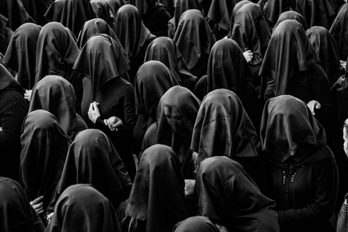 Einarbaldvii's tweet photo. The Procession of La Desolata:  A Holy Saturday procession held in Puglia, Italy every year to honor the sorrow of Mary, Mother of God. https://t.co/yWAPIEAzxU