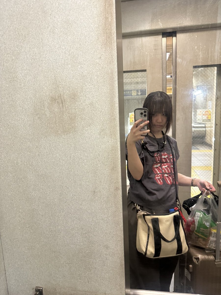 mmmmmmhamu's tweet photo. すっぴんボサ髪だうなーおんな https://t.co/kpE3jBGQqJ