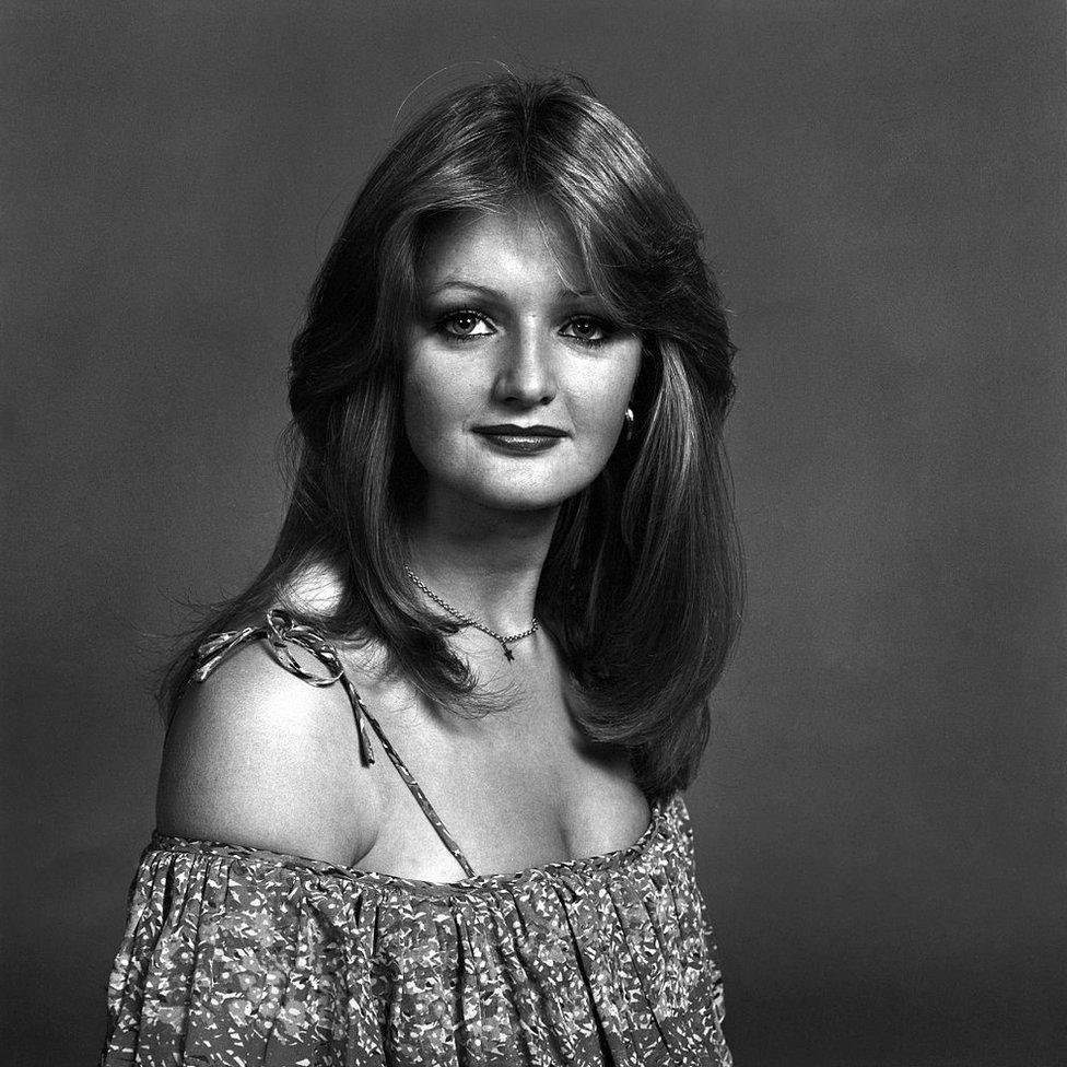 BonnieTylerBR's tweet photo. Hoje nos despedimos de Bonnie Tyler. Sua voz única e suas canções eternas marcaram gerações e continuarão a inspirar fãs no mundo todo. Obrigado por seu legado inesquecível. Descanse em paz. 🖤 https://t.co/BgQo6uQYN0