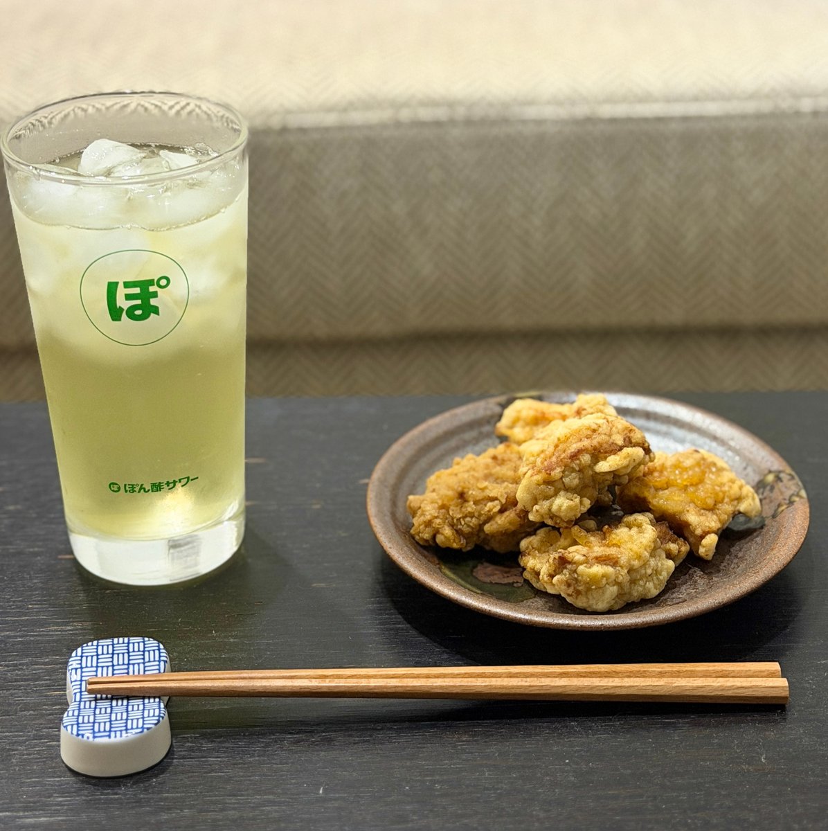 _ponzofficial's tweet photo. 今日は連休最終日なので、お家でゆっくり。
ぽん酢ハイボールとから揚げで🍻

味変で、無限さっぱりスパイス！
さっぱり味わいが、ぽん酢サワーとも相性抜群🟢🟡 https://t.co/KVC1kEJI14
