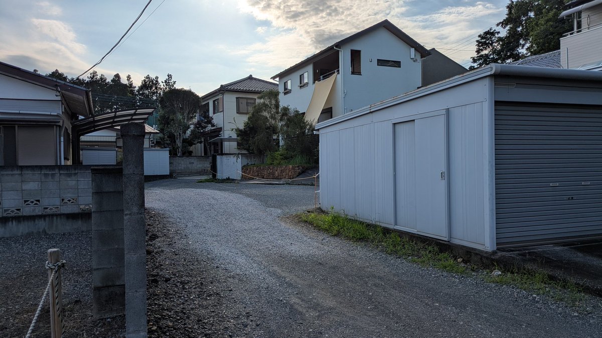 t_ranta's tweet photo. 今日は飯能市の中山家範館を訪れました。
住宅地に僅かな空堀跡と説明板があるという事でしたが詳細は後述。
来歴としては平安末期から鎌倉初頭の人物である武蔵七党丹党の加治家季が居を置いて中山を名乗ったのが始まりで、最後の城主家範は後北条氏に仕え小田原の役にて八王子城で討死したそうです。 https://t.co/8M8e9zOhav