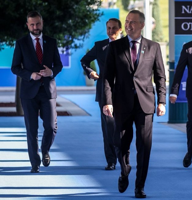 Adam83462787's tweet photo. Dobrze, że Tusk wysłał Kosiniaka i Sikorskiego do Ankary do pilnowania Rezydenta. Może to właśnie dzięki nim znowu nie zarzygał autokaru. https://t.co/MBYvAGDv88