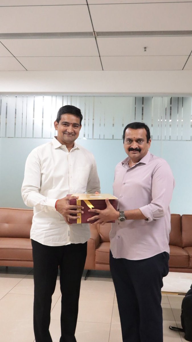 ganeshbandla's tweet photo. ఆంధ్రప్రదేశ్ రాష్ట్ర సూక్ష్మ, చిన్న, మధ్యతరహా పరిశ్రమలు, గ్రామీణ పేదరిక నిర్మూలన, ప్రవాసాంధ్రుల సాధికారత మరియు సంబంధాల శాఖ మంత్రివర్యులు శ్రీ @SKondapalliOffl గారిని ఆగస్టు 16న జరగనున్న మా కుమార్తె వివాహ వేడుకకు ఆహ్వానించడం జరిగింది.

#JananiSuryaPayanam https://t.co/FkepO5pr1I