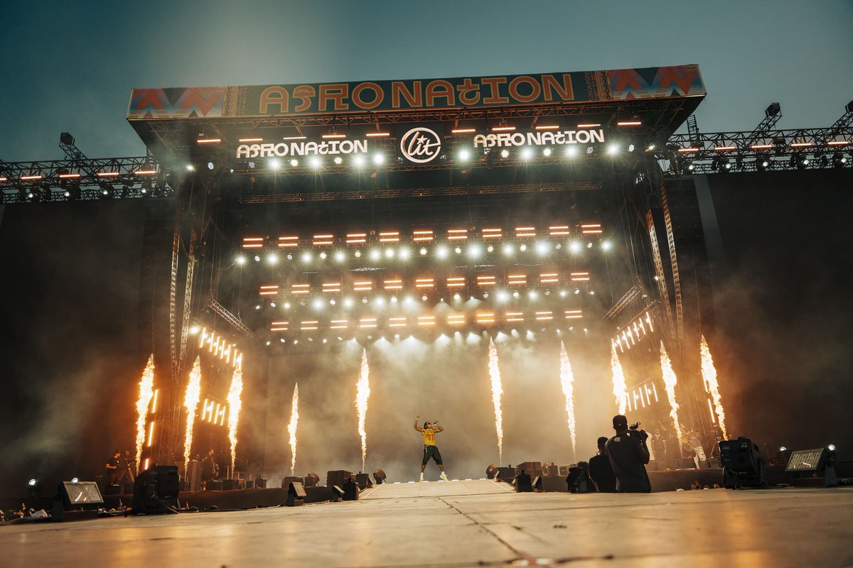 SheiFunmi's tweet photo. Afro Nation Portugal Turns Beach Into Afrobeats’ Global Headquarters https://t.co/JB5s0CHpMD https://t.co/1Fzg9Eg6tG