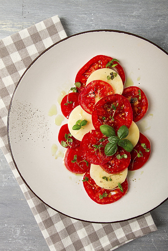 LukeUSassMaster's tweet photo. Fresh seasonal tomatoes, basil, and mozzarella – perfect for a quick Caprese salad! Grab yours at the local farmers’ market today. https://t.co/wVggtxujLp