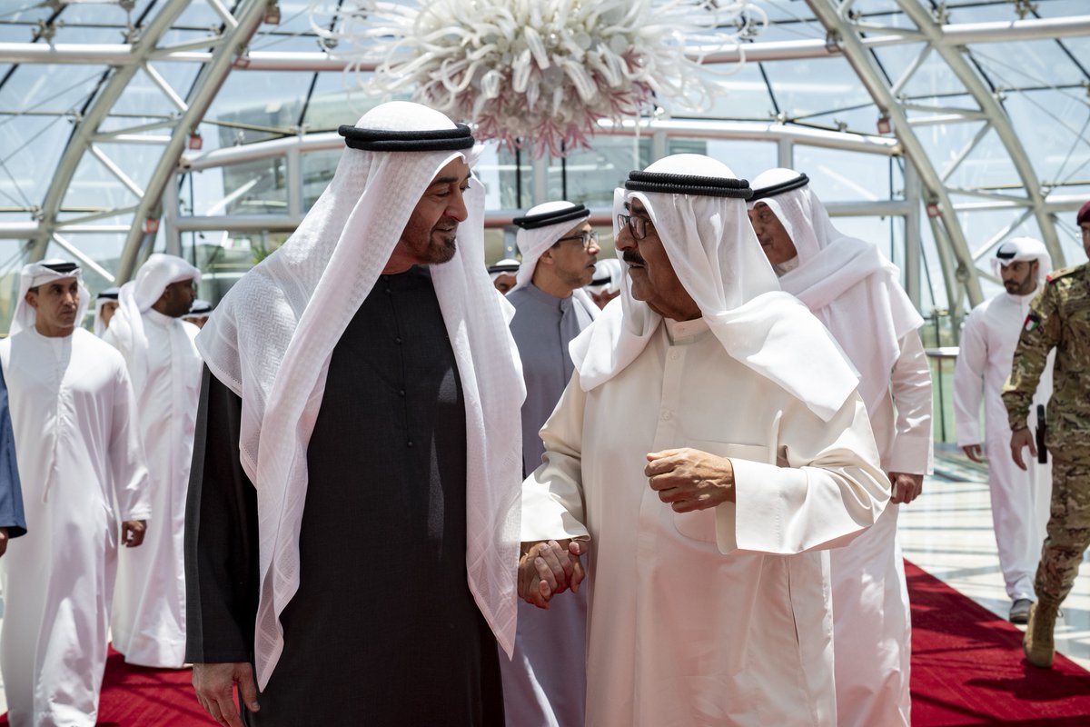 Mohammad_ae's tweet photo. #رئيس_الدولة يصل #الكويت في زيارة أخوية.. وأمير البلاد في مقدمة مستقبليه https://t.co/hP8ZdKS1FW