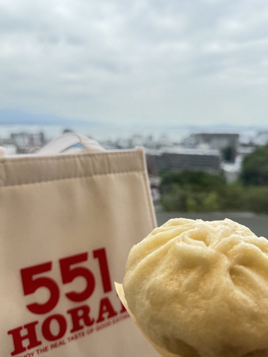 iamaimsk's tweet photo. 現代の東海道中膝栗毛
神の胃袋を持つ地元仲間と共に、グルメ大阪ツアー

大阪は物価が安うて、ご飯が美味しい😋
少し関西弁がうつってもうたわ

なんか20代前半の無謀なバンドツアーを思い出す、蓬莱と琵琶湖を眺めせしまに https://t.co/XtfyUzSFn9