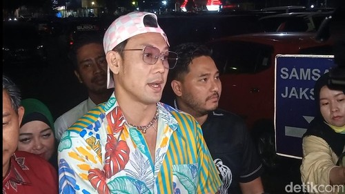 LambeSahamjja's tweet photo. denny sumargo minta publik kawal kasus santri dib4k4r di lombok:
- kasus: 1 santri tewas, 2 luka b4k4r berat di ponpes lombok tengah
- denny undang 2 korb4n ke podcast, 
- tapi dicegat polisi di bandara
- alasan: korban masih dirawat & kasus masih diproses hukum
- kejadian desember 2025, laporan polisi baru juni 2026
- denny minta masyarakat kawal kasus & desak keterbukaan proses hukum