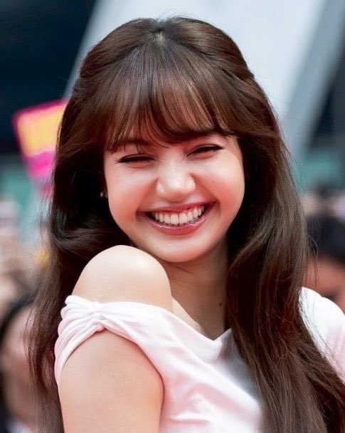 lalaluvlalisa's tweet photo. the only real difference is that she’s grown up and become even more beautiful with time..she still has the same bright smile, the same adorable chubby cheeks, the same beautiful heart, the same charisma, and the same star power that made so many of us fall in love with her in the first place.. like every celebrity, professional makeup, styling, lighting, and camera angles can make her look different from one event to another.

at the end of the day, she’s still the same LISA i’ve loved and admired for the last 10 years 🫶🏻