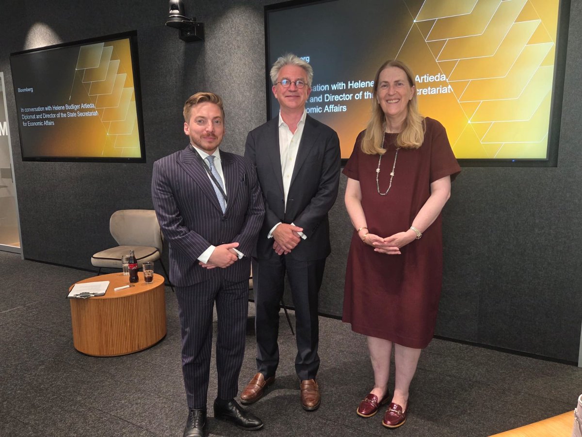 SECO_StateSec's tweet photo. A level playing field is the ideal scenario for Switzerland.

Thank you @Bloomberg for hosting yesterday's conversation with @RetoGregori in Zurich. We exchanged views on Switzerland's trade relations and labour market, as well as its strengths as a business location. 🇨🇭 https://t.co/DieYJNYZfR