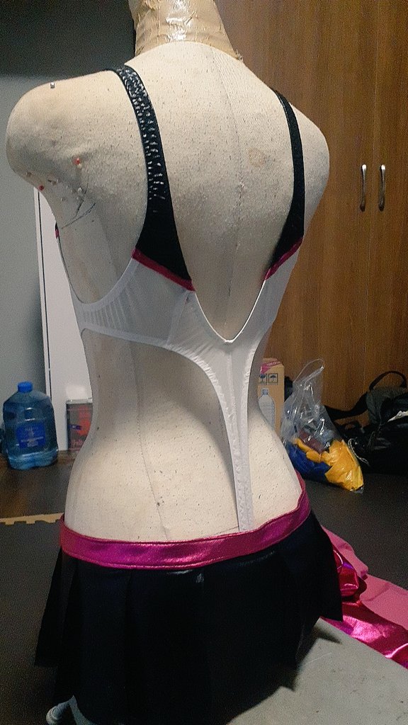pichimuchi's tweet photo. 腰で普通に巻くか…
（写真1枚目）

お尻に引っ掛けるか…
（写真2枚目以降）

どっちが良いかな？
🤔 https://t.co/NvhSf9rcbY