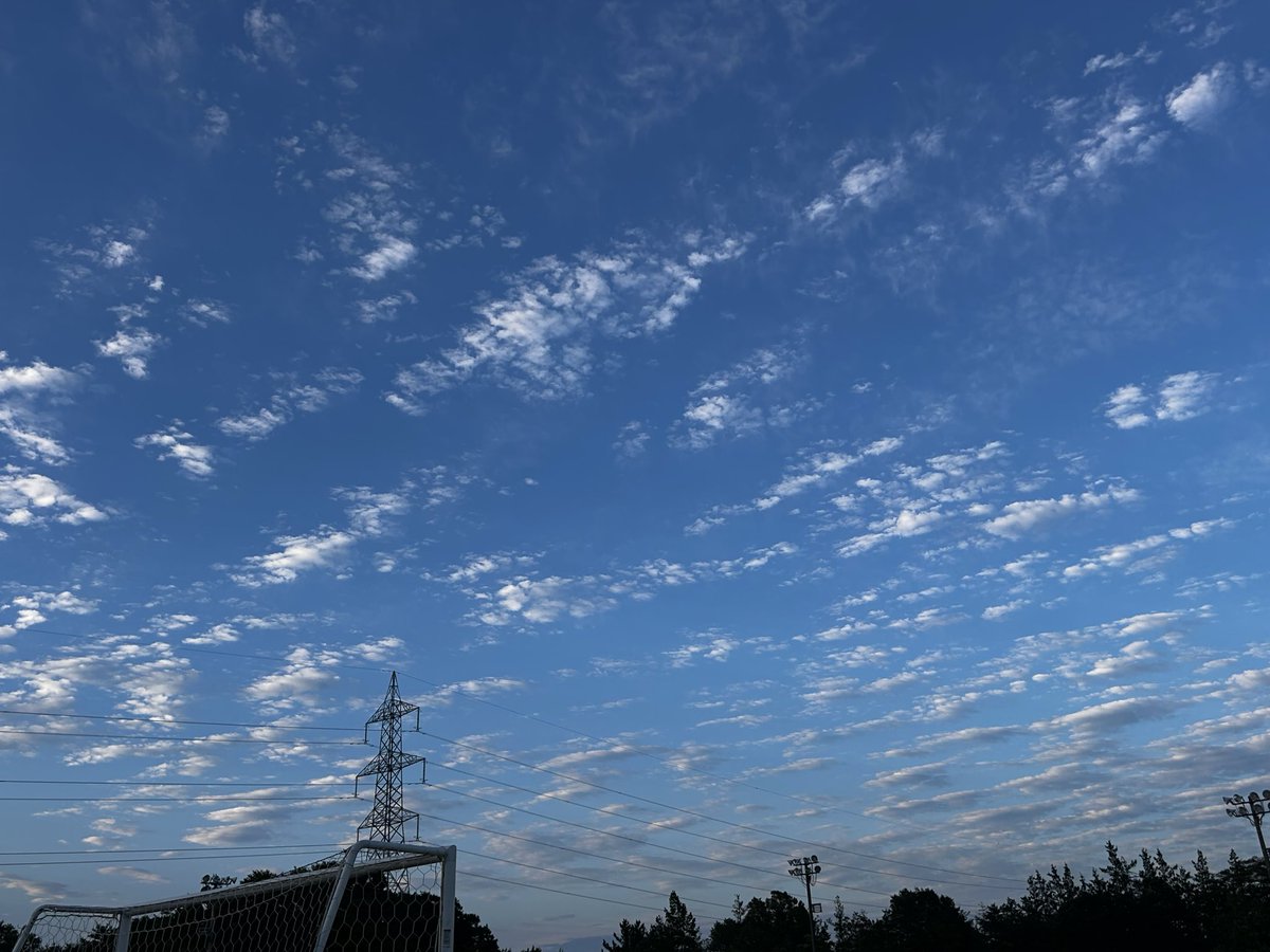 12230730E's tweet photo. サッカーからのサッカー⚽️
いい空～ https://t.co/Vsii4YVcMx