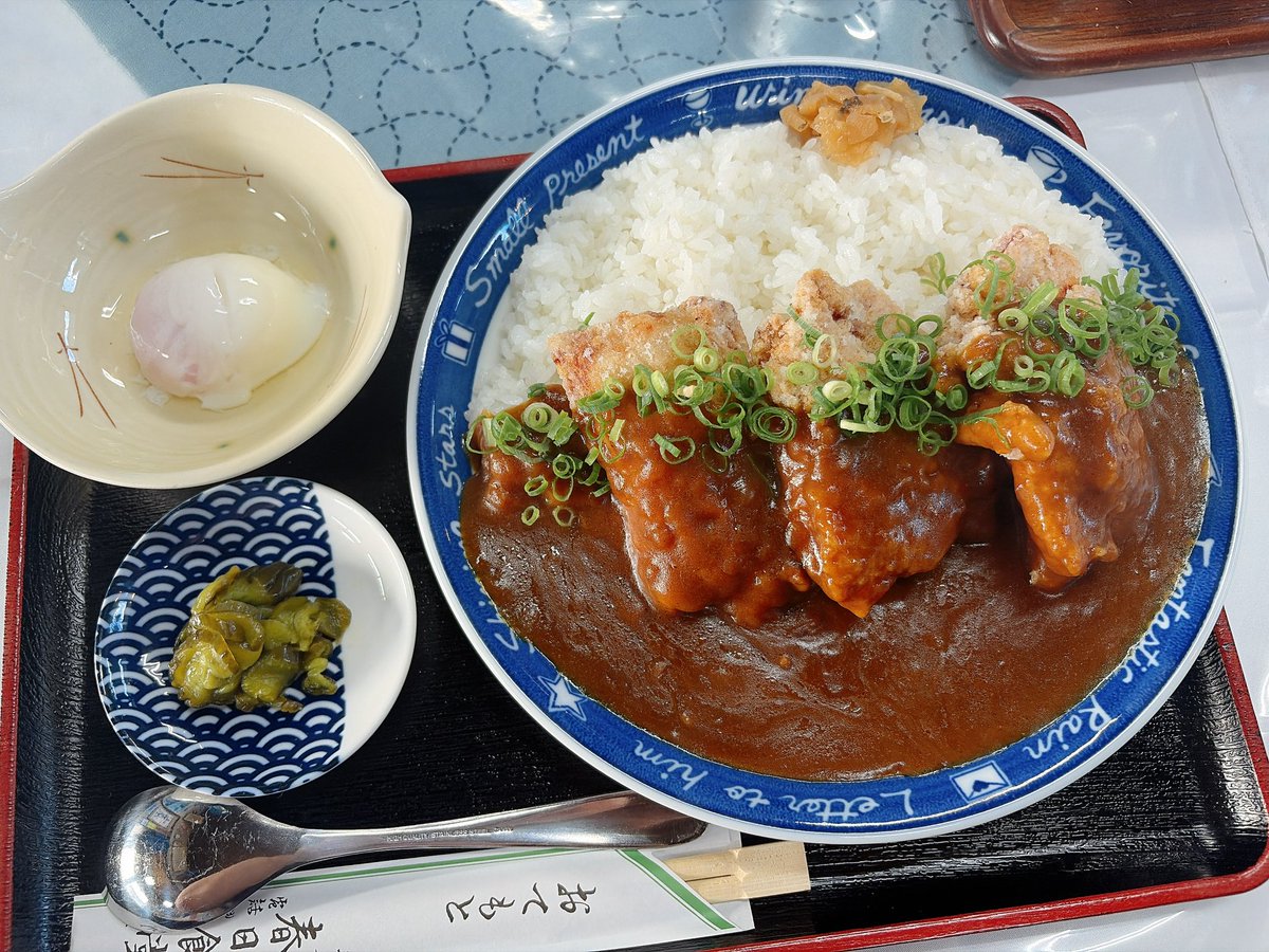 machilda20's tweet photo. どデカ唐揚げの乗ったカレーを食べました
んまんま🍛 https://t.co/8BF3UHNVdM