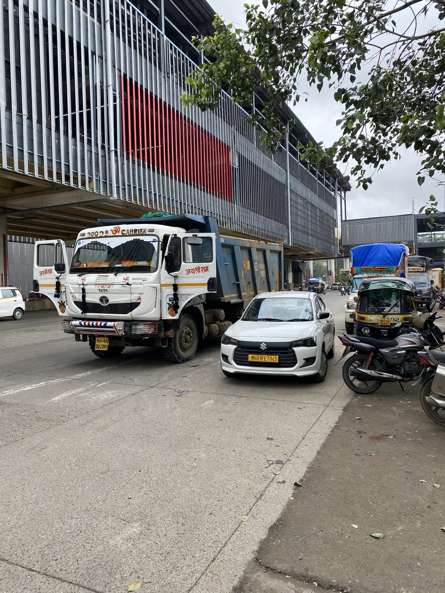 KhanHzb's tweet photo. Dear @MTPHere,
Large vehicles carrying Ganesh idols are frequently parked near Dahisar Check Naka, causing heavy traffic congestion and inconvenience to commuters.
If they have permission, please clarify If not, kindly take appropriate action and ensure smooth traffic flow.
Thank https://t.co/fBpXHV8nZy