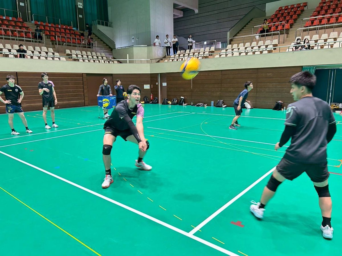 sakaiblazers's tweet photo. 合宿2日目の本日からサイクルショップコダマ大州アリーナでの練習を開始🏐🔥
大分商工会議所様、三晃株式会社様、HOKO株式会社様から歓迎をいただきました✨

ボール練習も開始し熱くなってきています‼️💪
明日も練習公開日となっていますので、是非ご覧ください🦖

🏐詳しくはこちら🏐
https://t.co/HEDX2y0kqQ

#大同生命svリーグ #バレーボール
#日本製鉄堺ブレイザーズ