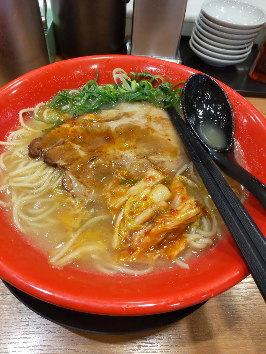 djv3SLSQOlizCrb's tweet photo. こないだ超久し振りに食べたラーメンたろう (三宮店)
美味しかったけど翌日に吹出物が額にぽつぽつと……。もう初老の身には合わぬ食べ物となってしまったか。

二十代、二年間ほど毎月千葉から神戸まで通っていた頃に何度も美味しいラーメンを頂きました。これにて人生の食べ納め、ご馳走様でした !! https://t.co/GrTNj9jPyI