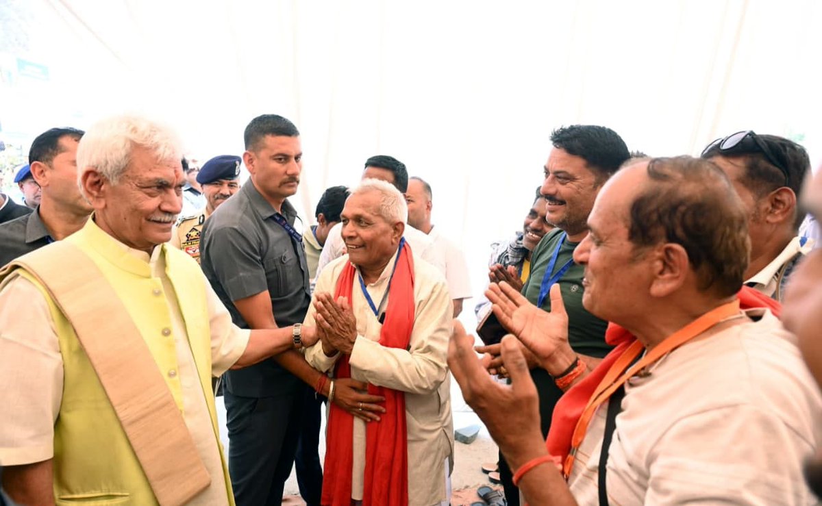 KNSKashmir's tweet photo. #KNSUPDATE || I visited the Pantha Chowk Yatri Niwas and Yatra Transit Camp in Srinagar to review the arrangements made for the Shri Amarnath Ji Yatra pilgrims. I directed the officials to ensure that every devotee of Lord Shiva receives round-the-clock care. From registration to accommodation and food, no pilgrim should face any inconvenience. It must be our collective responsibility to make their stay in Jammu Kashmir divine and comfortable: LG J&K @manojsinha
@OfficeOfLGJandK @JmuKmrPolice @diprjk @srinagaradmin @SrinagarPolice