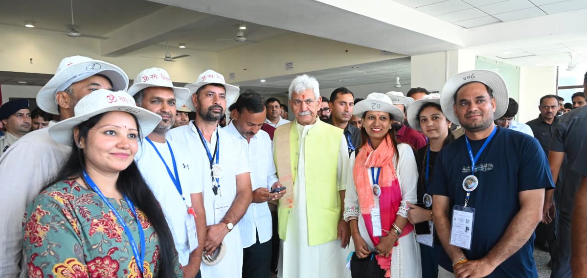 KNSKashmir's tweet photo. #KNSUPDATE || I visited the Pantha Chowk Yatri Niwas and Yatra Transit Camp in Srinagar to review the arrangements made for the Shri Amarnath Ji Yatra pilgrims. I directed the officials to ensure that every devotee of Lord Shiva receives round-the-clock care. From registration to accommodation and food, no pilgrim should face any inconvenience. It must be our collective responsibility to make their stay in Jammu Kashmir divine and comfortable: LG J&K @manojsinha
@OfficeOfLGJandK @JmuKmrPolice @diprjk @srinagaradmin @SrinagarPolice