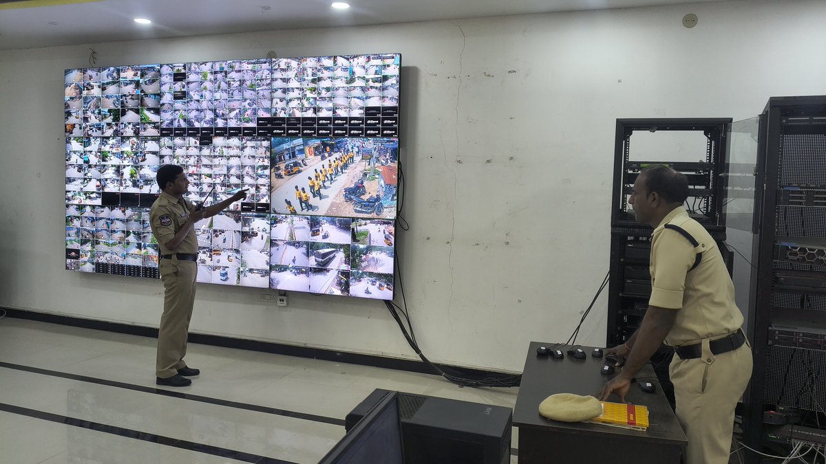 adilabad_sp's tweet photo. 🚨 సోషల్ మీడియాలో రెచ్చగొట్టే పోస్టులు, విద్వేష వ్యాఖ్యలు, తప్పుడు ప్రచారం చేస్తే కఠిన చర్యలు తప్పవు. గ్రూప్ అడ్మిన్లపైనా కేసులు నమోదు అవుతాయి. ఇటీవల ఒక వాట్సాప్ గ్రూప్ను బ్యాన్ చేశారు. సోషల్ మీడియాను బాధ్యతాయుతంగా వినియోగించండి.
#ThinkBeforeYouPost #StopFakeNews #AdilabadPolice https://t.co/SoaU0b4EgQ