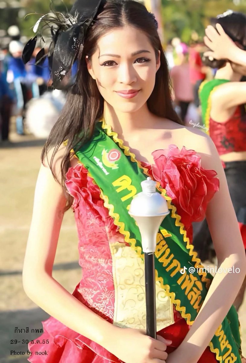 sky_blue_wave_'s tweet photo. Lingが17歳で移住したタイ東北部・カラシンは、とても素朴で、今も昔ながらの農村の風景が残る場所だそうです。

そこに17歳で香港から移り住んだLing。

17歳なんて、人格も友人関係もほとんど出来上がっている年頃。

香港という大都会で育った女の子が、ある日突然、まったく知らない土地で、しかも決して恵まれた環境とは言えない場所で、一から人生を始める。

想像するだけでも、本当に大変だったと思う。
私ならきっとできなかっただろう。

私が一番尊敬しているのは、彼女が有名になってから一度たりとも、この大きな環境の変化を「かわいそうな話」として語り、同情を集めようとしなかったこと。

ただ静かに、今こうして輝いている自分の姿そのものが、あの孤独で、それでも必死に前を向いて歩いてきた日々への答えになっている。

タイ語も話せなかった一人の少女が、見知らぬ土地で新しい生活を始める。

どれほどの孤独や心細さを、誰にも言えず抱えていたのだろう…。

だから、お母さんがLingにTofuを飼わせた理由もわかる。

Tofuが彼女にとって、かけがえのない存在だった理由もわかる。

Birthday FMでTofuのことを思い出して流した涙も、きっと辛くて孤独だった日々を一緒に過ごしてくれた存在への想いが溢れた涙だったんだろうな、と感じた。

そしてCaltexのイベントで、CEOが、
「Lingのご両親がカラシンからバンコクまで車で来たら、道中ずっとLingの看板を見ることができる」
というようなお話をされていたのを思い出す。

本当に、遠い場所から歩み始めて、ここまで辿り着いた。

それでもLingは、それをシンデレラストーリーとして語ることは決してしない。

だから私はLingが好きなんだ。

これからも私にできる応援を続けていきたい。

そして、Lingがとても大切に思っているOrmを、LingOrmを、これからも大切にしていきたい。

#หลิงออม #LingOrm
#หลิงหลิงคอง #Linglingkwong‌