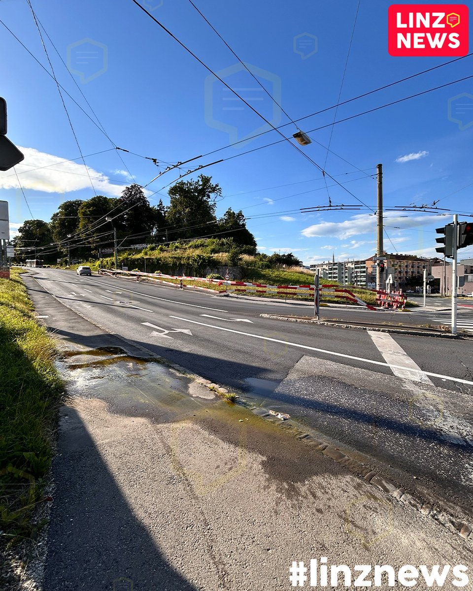linzdotnews's tweet photo. 💧 Ist das Hangwasser?
🏗️ Schon vor dem nächsten großen Baustart der A26 am Montag sind Anwohner besorgt.
🌧️ Aus dem Hang tritt augenscheinlich immer wieder Wasser aus, auch wenn es keinen Regen gibt.

#baustelle #westring #a26 https://t.co/jtVbvCWSBC