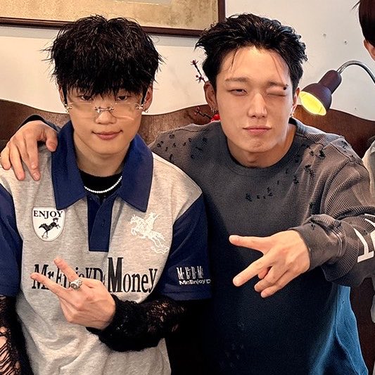 haonindaeyo's tweet photo. BOBBY AND HAON IN ONE FRAME 😭😭😭 https://t.co/yCeinm6J8u