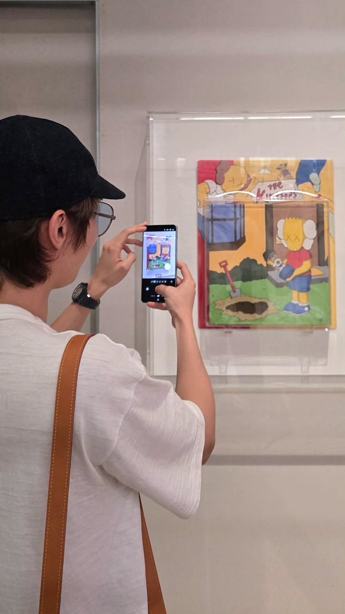 Jhope_Indonesia's tweet photo. j-hope menghadiri exhibition 'NIGO: From Japan With Love' yang diselenggarakan di Design Museum, London! 🇬🇧

​Exhibition ini menampilkan perjalanan 30 tahun karier desainer legendaris, NIGO. Terdapat lebih dari 700 koleksi langka, mulai dari replika kamar masa kecilnya sampai rumah teh kaca asli. Koleksi HUMAN MADE hasil kolaborasi NIGO dan j-hope juga menjadi salah satu sorotan di sana.

(https://t.co/RnlVtnGRoB)
​#jhope #제이홉 #방탄소년단제이홉