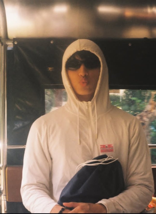 Chamz114's tweet photo. ......?
I'd definitely think Surf is Ohm 😭

#OhmThitiwat ​#swensurf https://t.co/QvYC9YbYEH