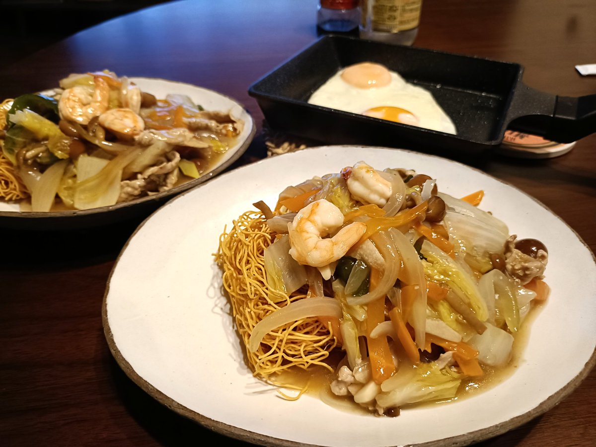 shiratanuki's tweet photo. 昨夜は野菜たっぷり皿うどん、目玉焼き

本日お昼は塩鯖、ピーマンと人参のきんぴら、玉子焼き、納豆と味噌汁、だった https://t.co/RtZR7NYLnY