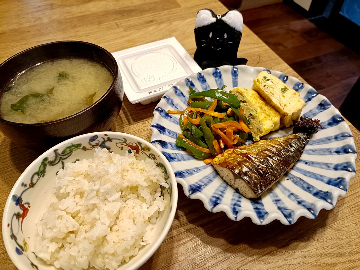 shiratanuki's tweet photo. 昨夜は野菜たっぷり皿うどん、目玉焼き

本日お昼は塩鯖、ピーマンと人参のきんぴら、玉子焼き、納豆と味噌汁、だった https://t.co/RtZR7NYLnY