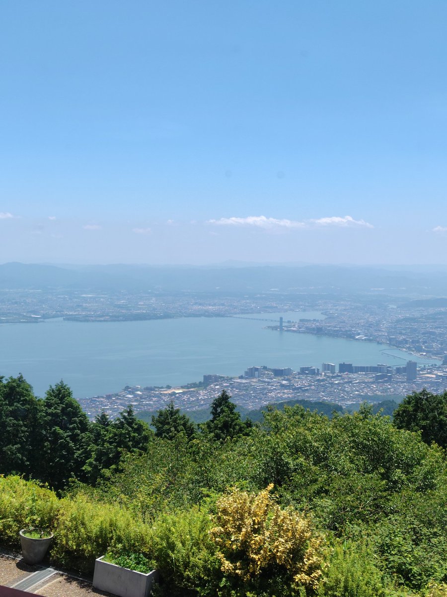 cot_haru's tweet photo. 今日は比叡山横断チケットを使って１日遊んできました🙆
叡山電車→叡山ケーブル、ロープウェイ→比叡山シャトルバス→坂本ケーブル→バス→JR坂本駅というルート。
ガーデンミュージアム比叡の入場券が付いて3000円ならまあ…お得かな？
山頂は涼しかったけど外界はさすがに暑かった…。 https://t.co/PfPmuoeLNB